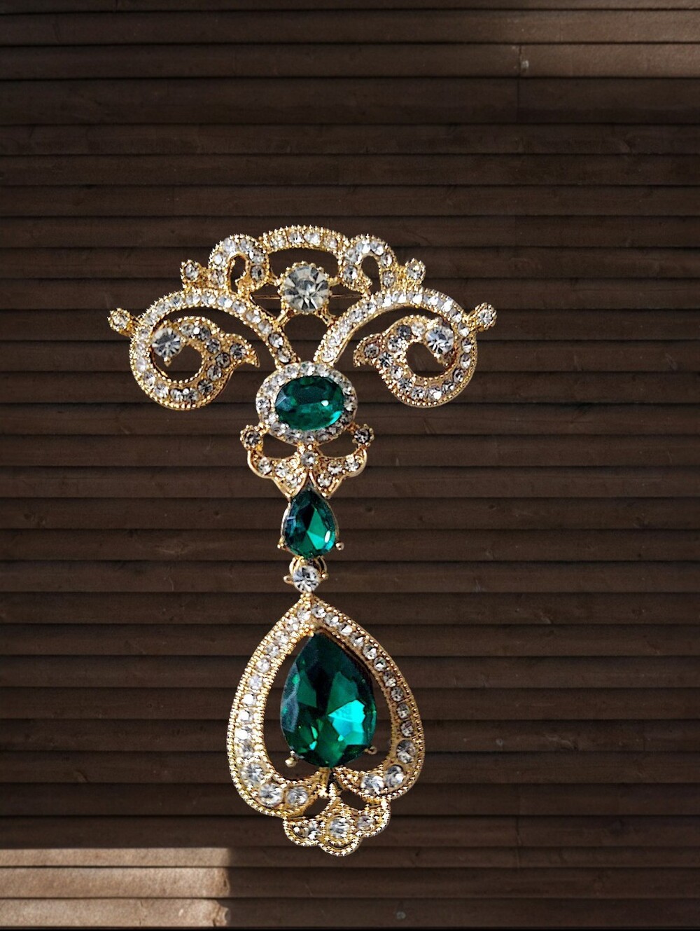 Green Green Crystal Medallion Style Brooch